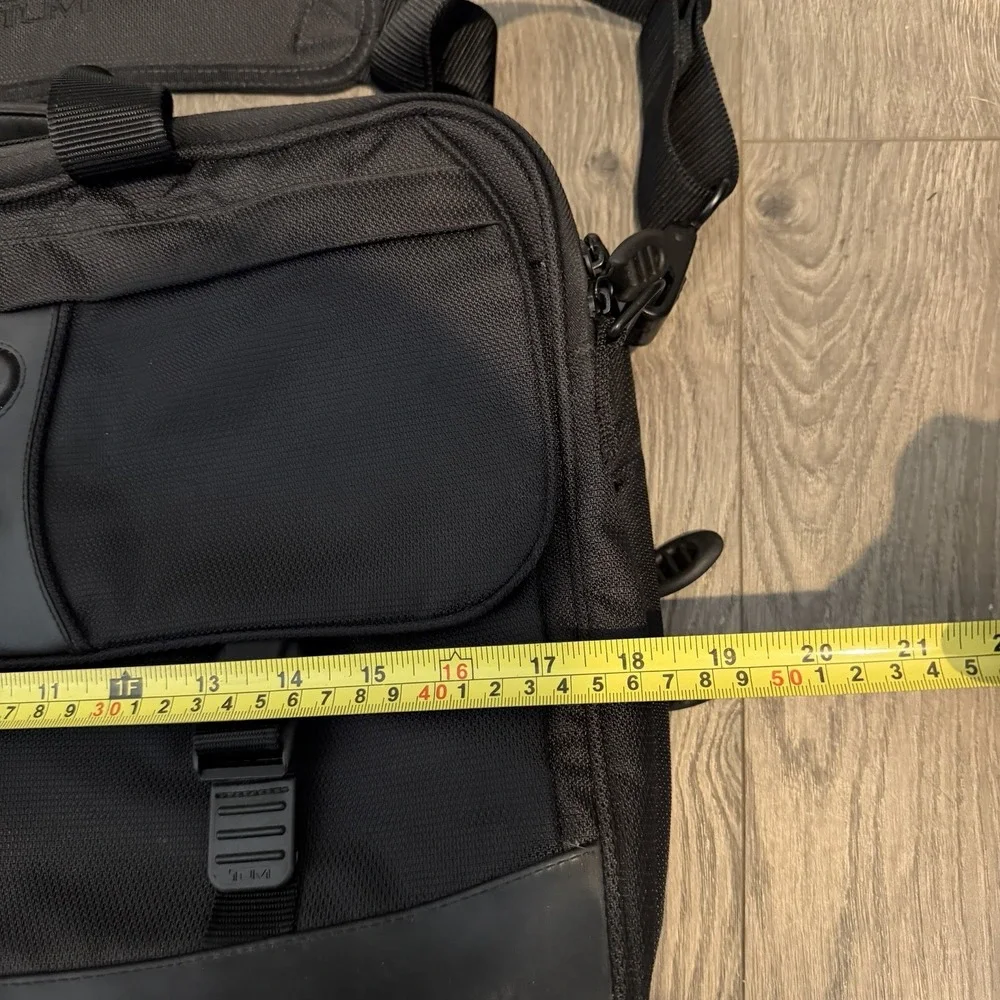 Tumi expandable shoulder